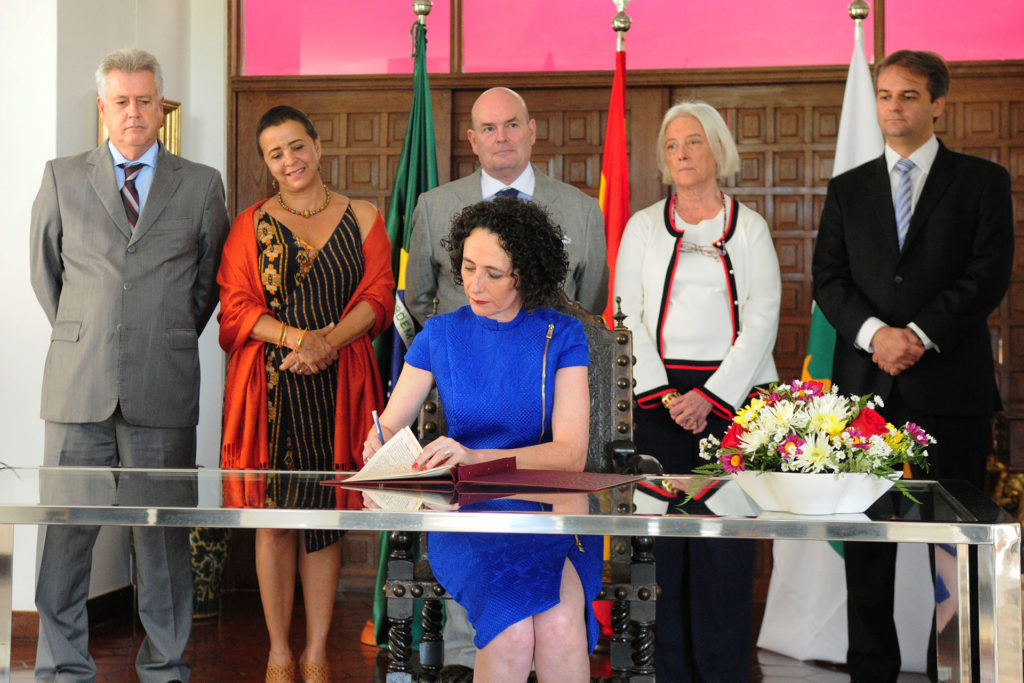 A diretora do Instituto Cervantes de Brasília, Rosa Sanchez, assina o termo de cessão do terreno para a instituição. 