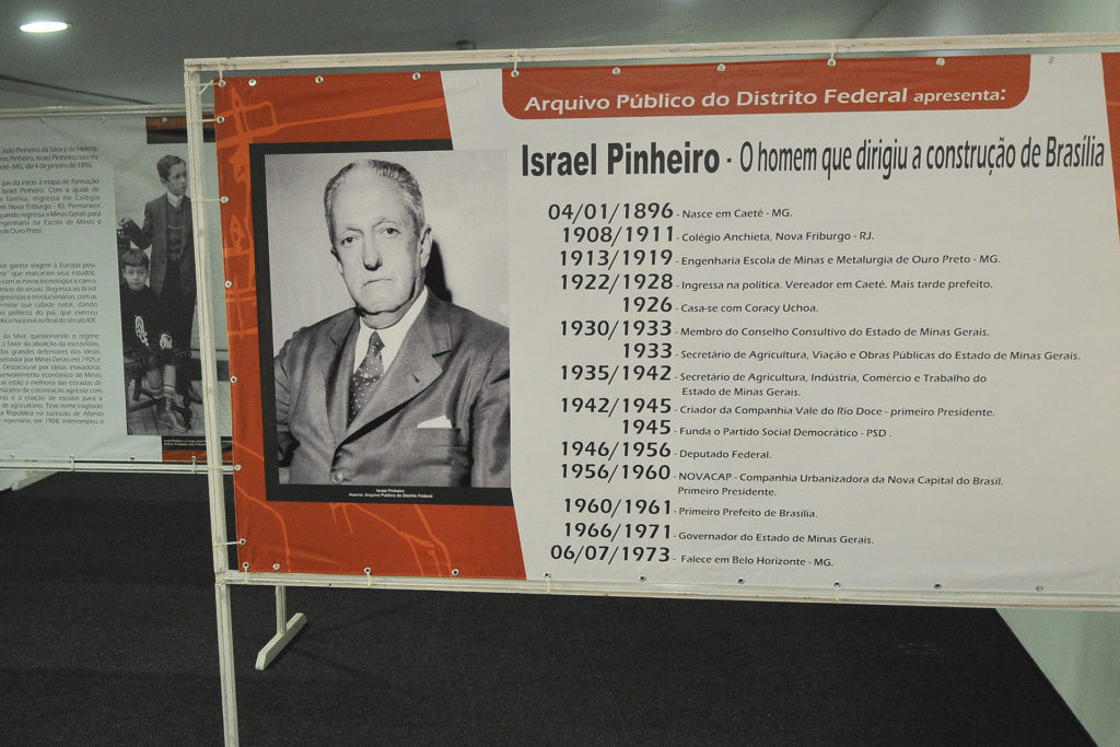 Constituída de 10 painéis temáticos e 30 fotos históricas, a exposição Israel Pinheiro, o homem que dirigiu a construção de Brasília destaca a vida do pioneiro e primeiro presidente da Novacap.