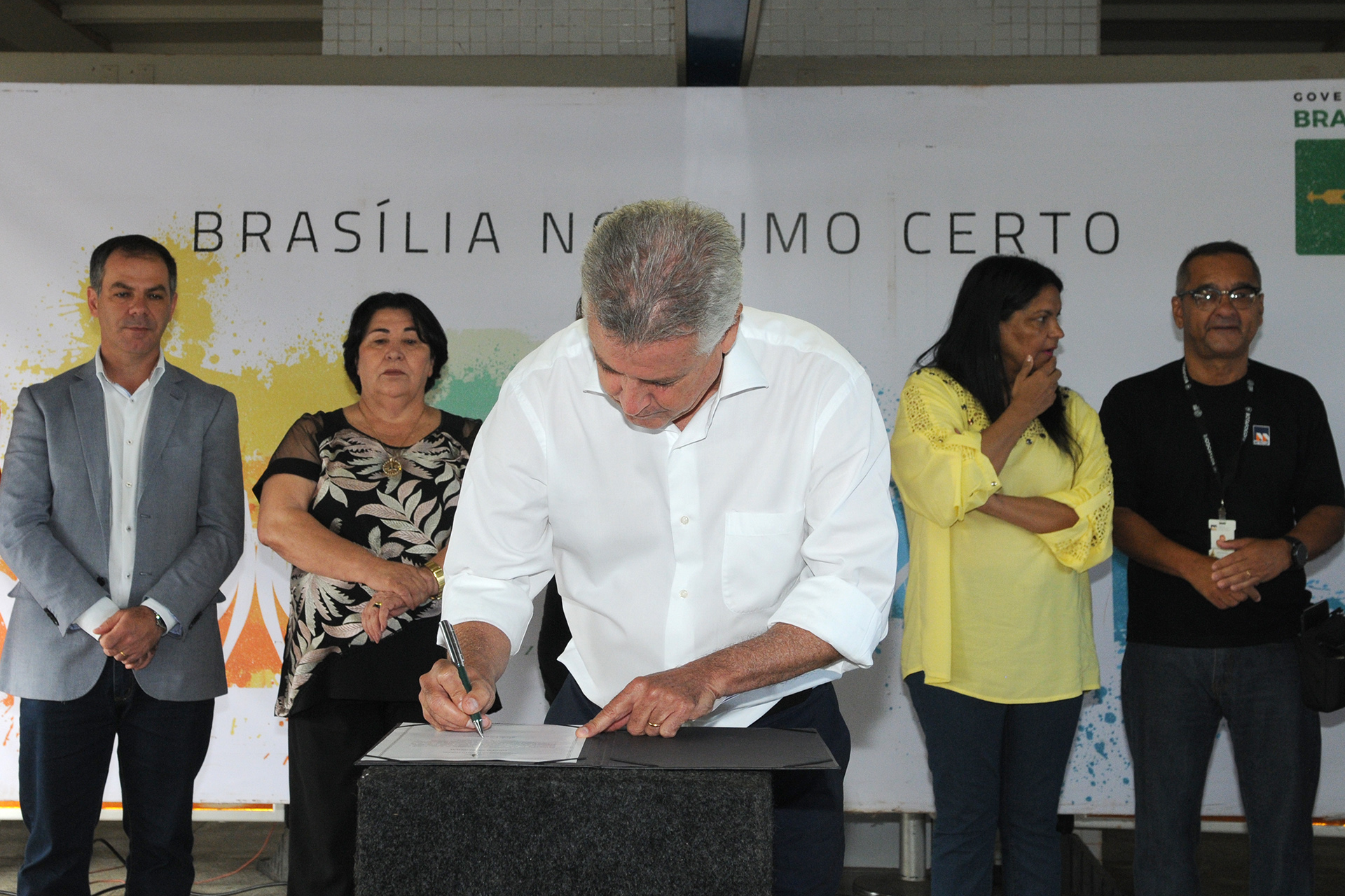 O governador Rodrigo Rollemberg assinou, nesta terça-feira (27), ordem de serviço para conclusão da Estação Estrada Parque. As obras devem ser finalizadas em seis meses
