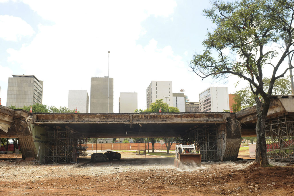 Retirada do bloco do viaduto e limpezad a área no Eixão Sul foi finalizada na tarde deste somingo (25). Foto: Pedro Ventura/Agência Brasília