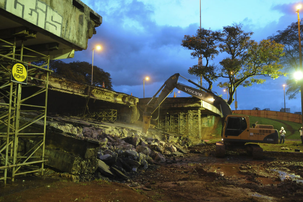 Trabalho de demolição do bloco do viaduto no Eixão Sul começou neste sábado (24). Foto: Pedro Ventura/Agência Brasília