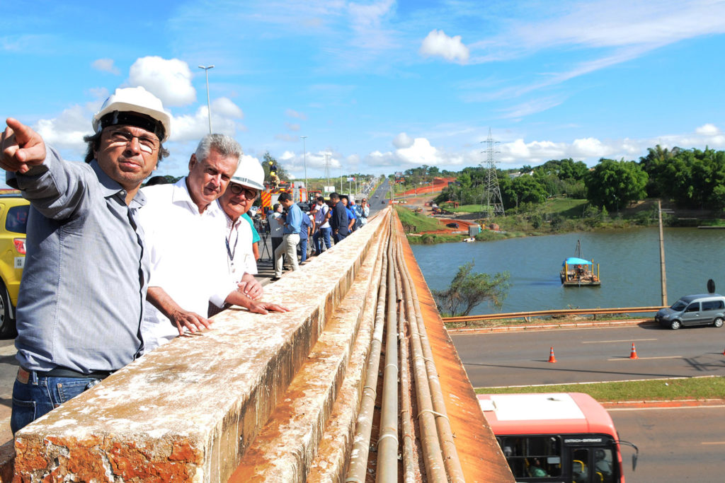 O governador de Brasília, Rodrigo Rollemberg, vistoriou na manhã desta sexta-feira (16) as intervenções na Ponte do Bragueto. Ele reforçou que a estrutura está preservada. Local recebe barreiras para evitar que veículos altos danifiquem a laje.
