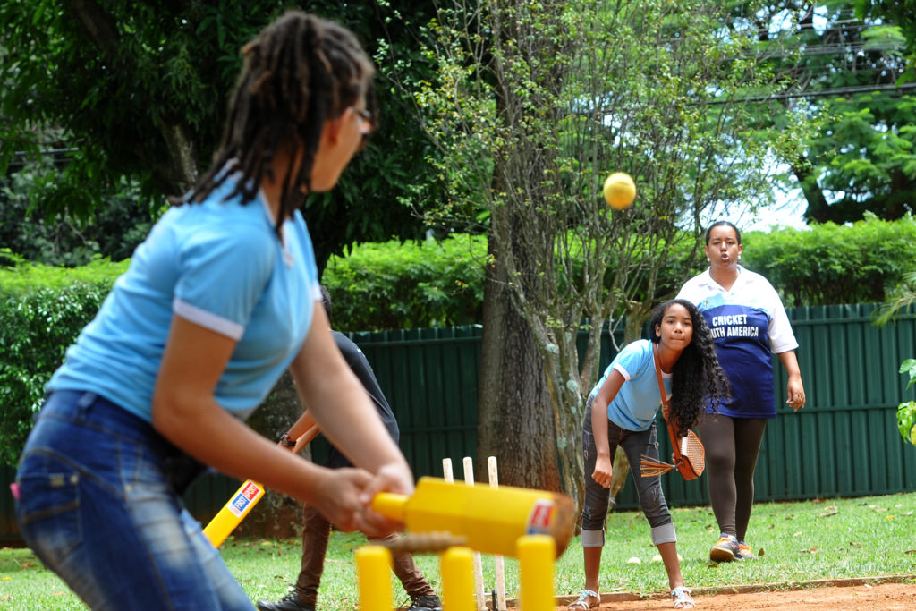 Os alunos do Centro de Ensino Fundamental Drª Zilda Arns, do Itapoã, conheceram a Embaixada da Guiana e puderam aprender e jogar um pouco do esporte mais praticado no país, o cricket.