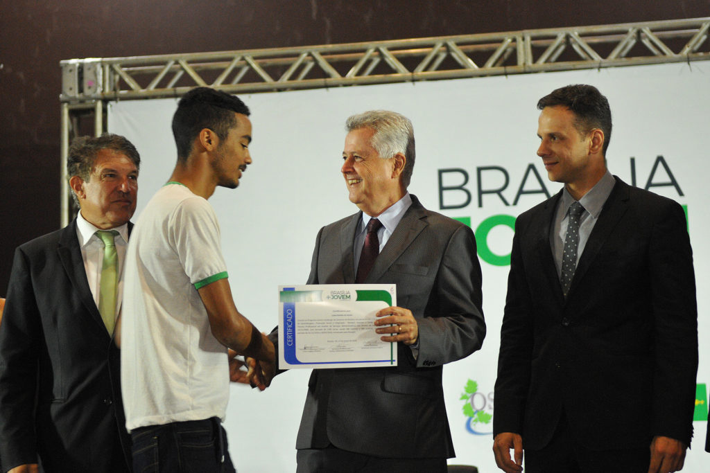 Os 1.280 participantes do Brasília + Jovem Candango receberam certificados, nesta terça-feira (27). Governador Rollemberg participou da cerimônia no Centro de Convenções Ulysses Guimarães