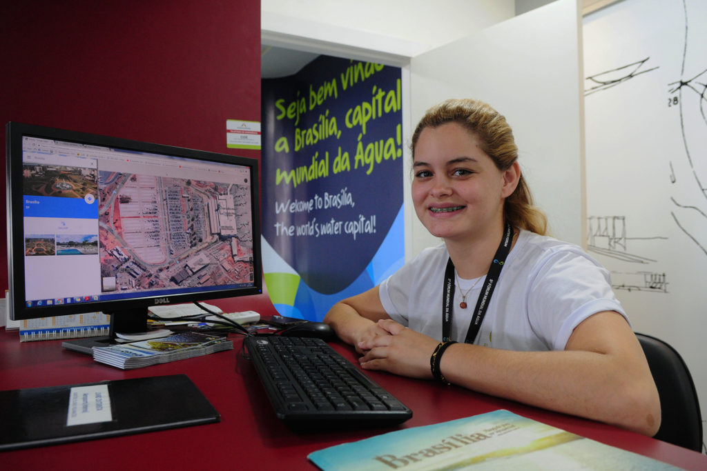 Anna Clara Scherma faz parte do grupo de voluntários no atendimento ao turista durante o 8º Fórum Mundial da Água no aeroporto. Para ela, o maior ganho é em relação à prática da língua estrangeira.