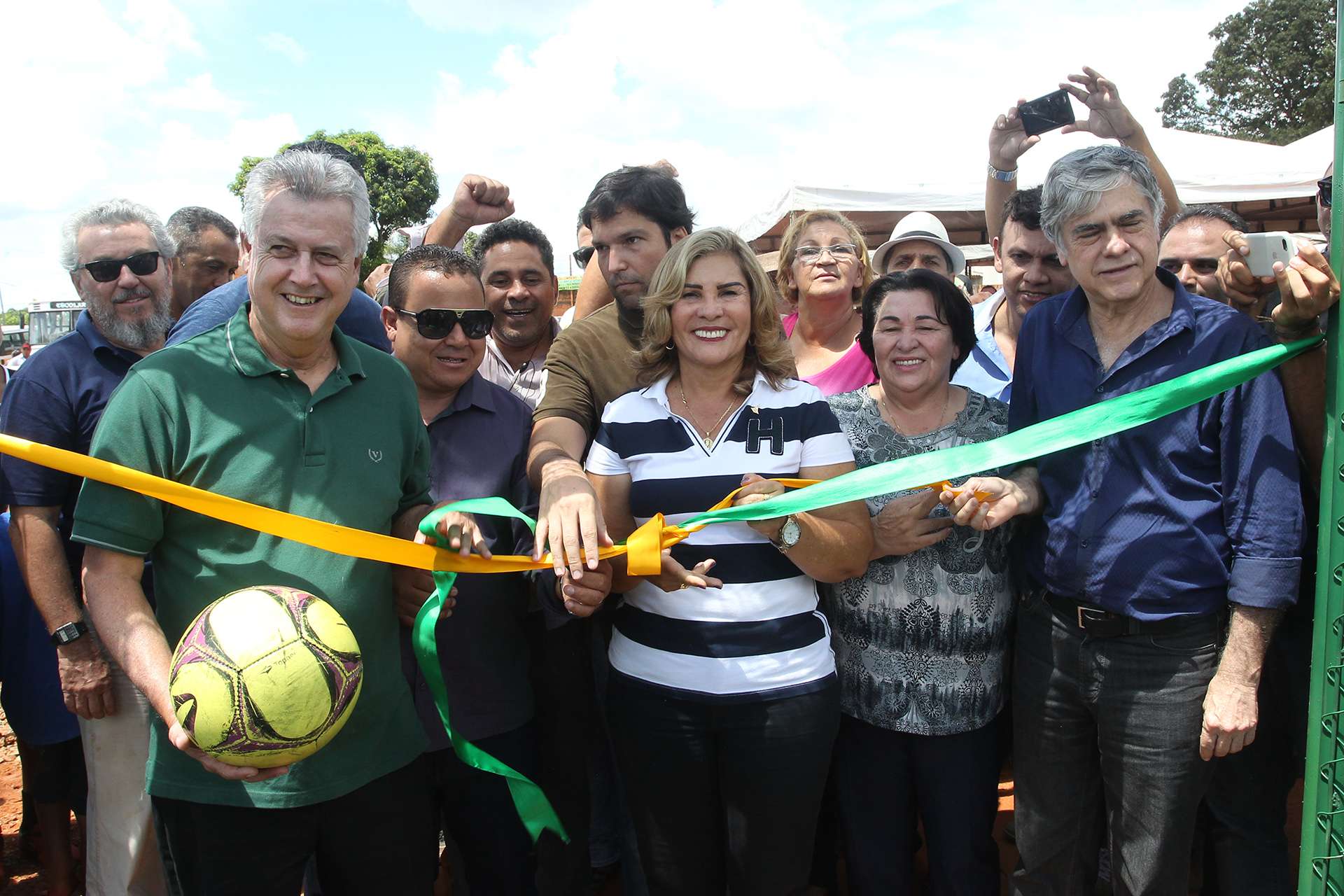 O governador Rodrigo Rollemberg participou da cerimônia de entrega aos moradores, que comemoraram a entrega, na manhã deste domingo (4), com um campeonato