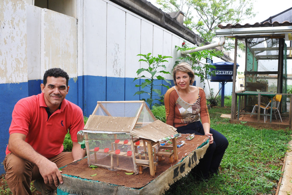 O diretor da Escola Classe 410, Paulo Ribeiro, e a professora Hemínia Maria Campos são responsáveis por mobilizar a comunidade escolar e os parceiros em prol do projeto Mensageiros da Água, iniciado em maio de 2017.