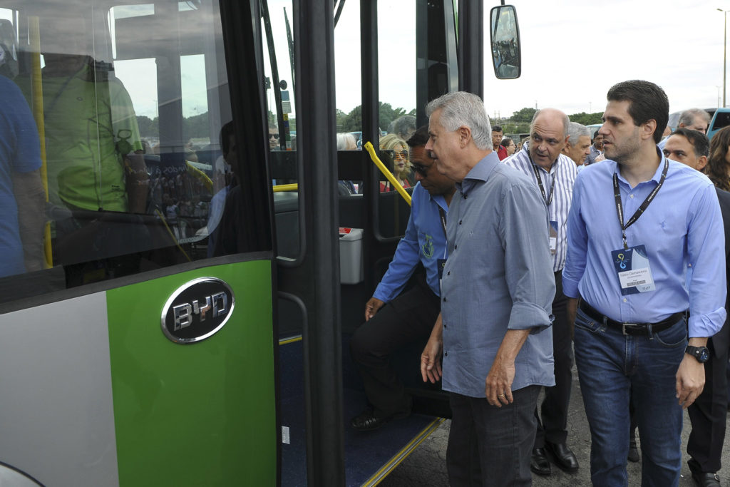 O governador Rollemberg entregou o primeiro ônibus 100% elétrico do sistema de transporte público de Brasília. Foto: Gabriel Jabur/Agência Brasília