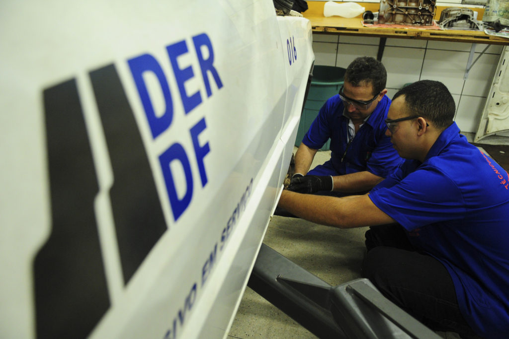 Viaturas em desuso pelo DER-DF agora são utilizadas pelo IFB no curso de manutenção automotiva. 