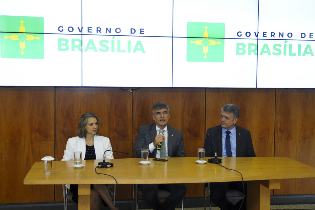 A secretária de Planejamento, Orçamento e Gestão, Leany Lemos, o chefe da Casa Civil, Sérgio Sampaio, e o controlador-geral do DF, Henrique Ziller. 