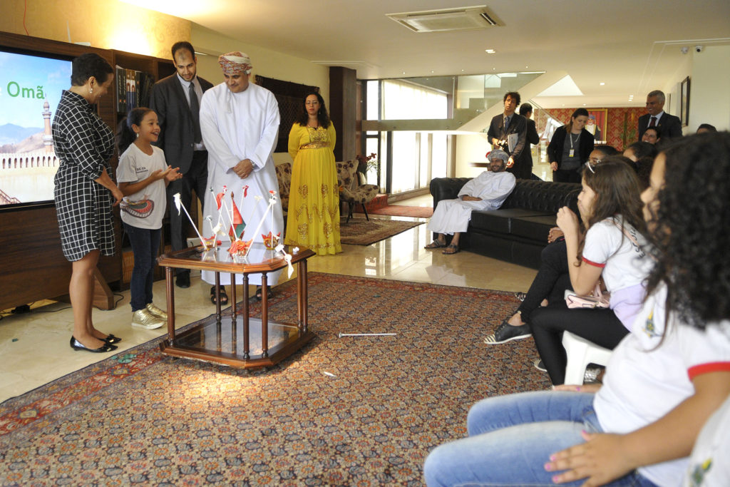Alunos da Escola Classe 52 de Taguatinga foram recebidos pelo embaixador Amad Hamood Salim Al Abri na embaixada do Omã. Foto: Gabriel Jabur/Agência Brasília