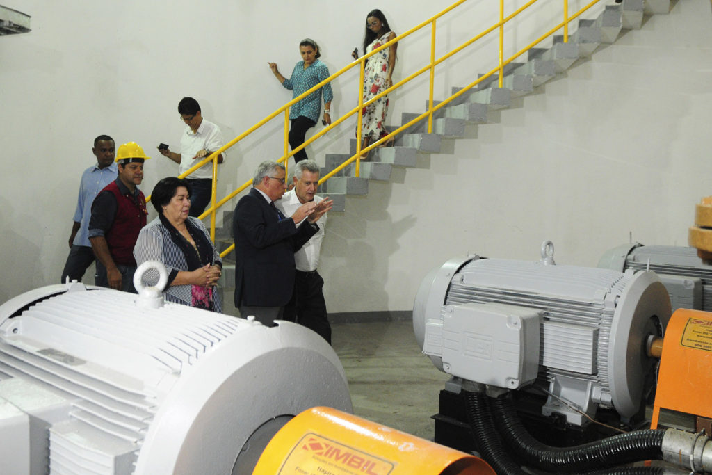 A deputada distrital Luzia de Paula (PSB), o presidente da Caesb, Maurício Luduvice, e o governador Rollemberg na Estação Elevatória Águas Claras. 