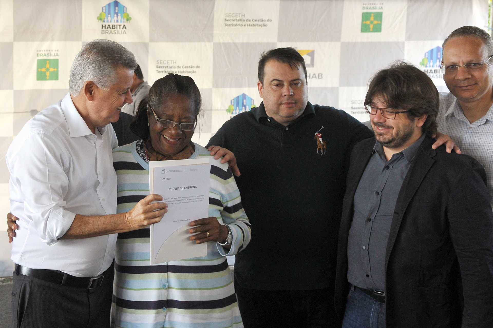 Maria do Carmo Jesus, de 63 anos, recebeu a escritura das mãos do governador Rodrigo Rollemberg