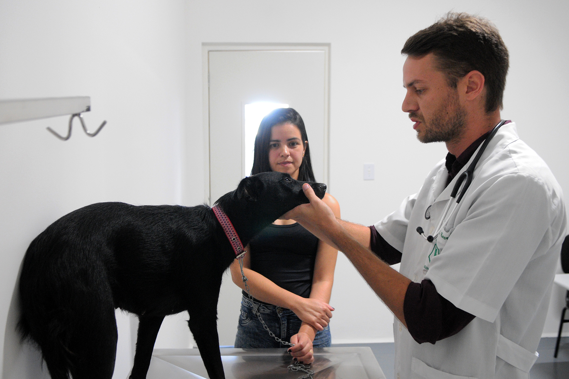 Ao lado de sua tutora, Michelle Bento da Silva, a cadela Nega foi uma das primeiras pacientes do Hospital Veterinário Público