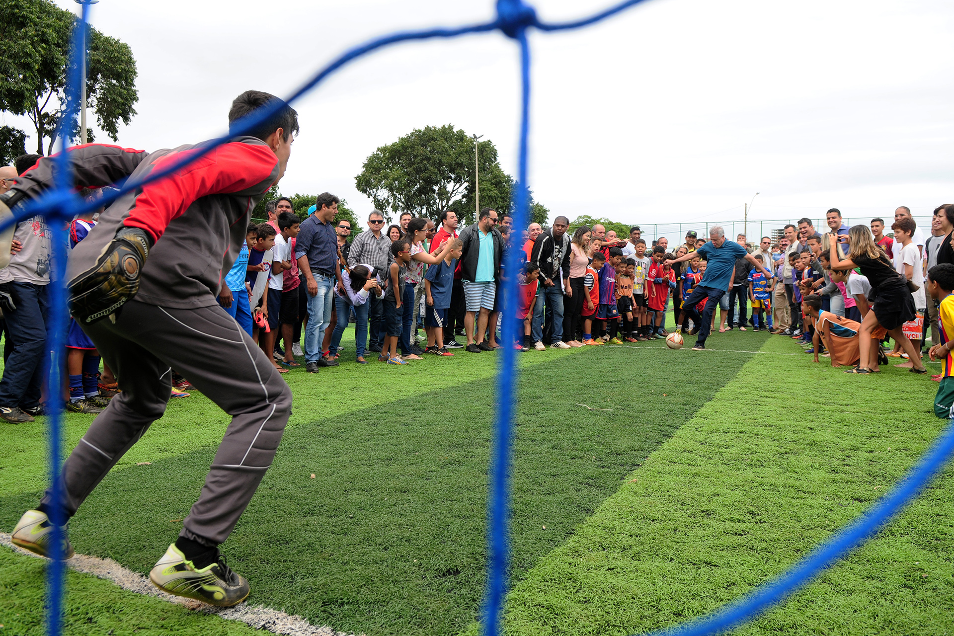 O campo de futebol com grama sintÃ©tica tem 2,7 mil metros quadrados e poderÃ¡ ser usado por toda a comunidade