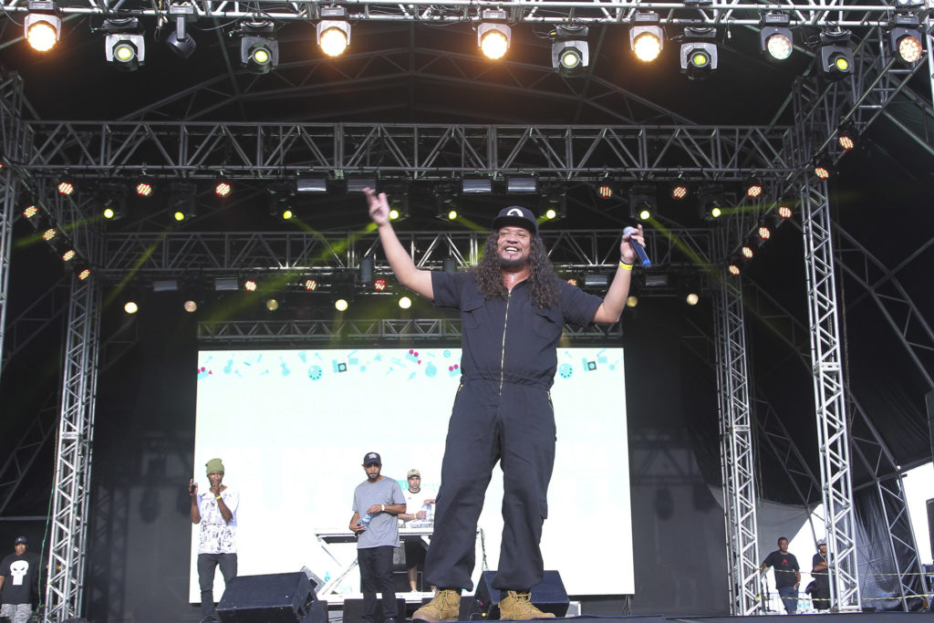 O rapper Rapadura Xique Chico no palco das comemorações dos 58 anos de Brasília na Esplanada dos Ministérios.