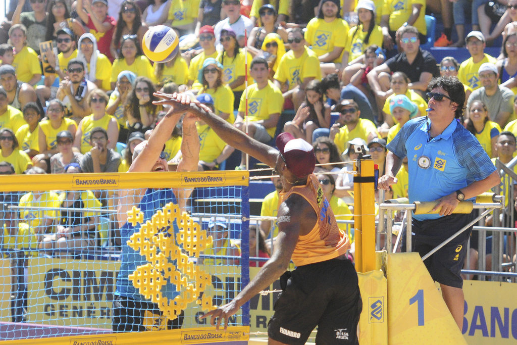 A dupla Evandro (de amarelo) e André venceu o SuperPraia de 2018, disputado em Brasília neste domingo (29). 