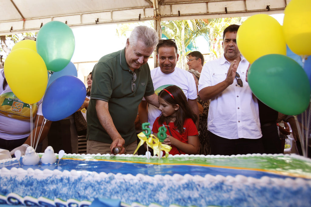 Sobradinho completa neste sábado (13) 58 anos. O dia de comemorações começou com desfile cívico e corte de bolo, que teve a participação do governador Rodrigo Rollemberg.