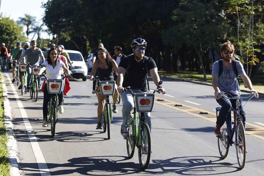 Uma pedalada na manhÃ£ desta sexta-feira (11) marcou o Dia Mundial de Bike ao Trabalho em BrasÃ­lia. Servidores do governo reuniram-se Ã s 8 horas na estaÃ§Ã£o de bicicletas compartilhadas da 205 Norte.