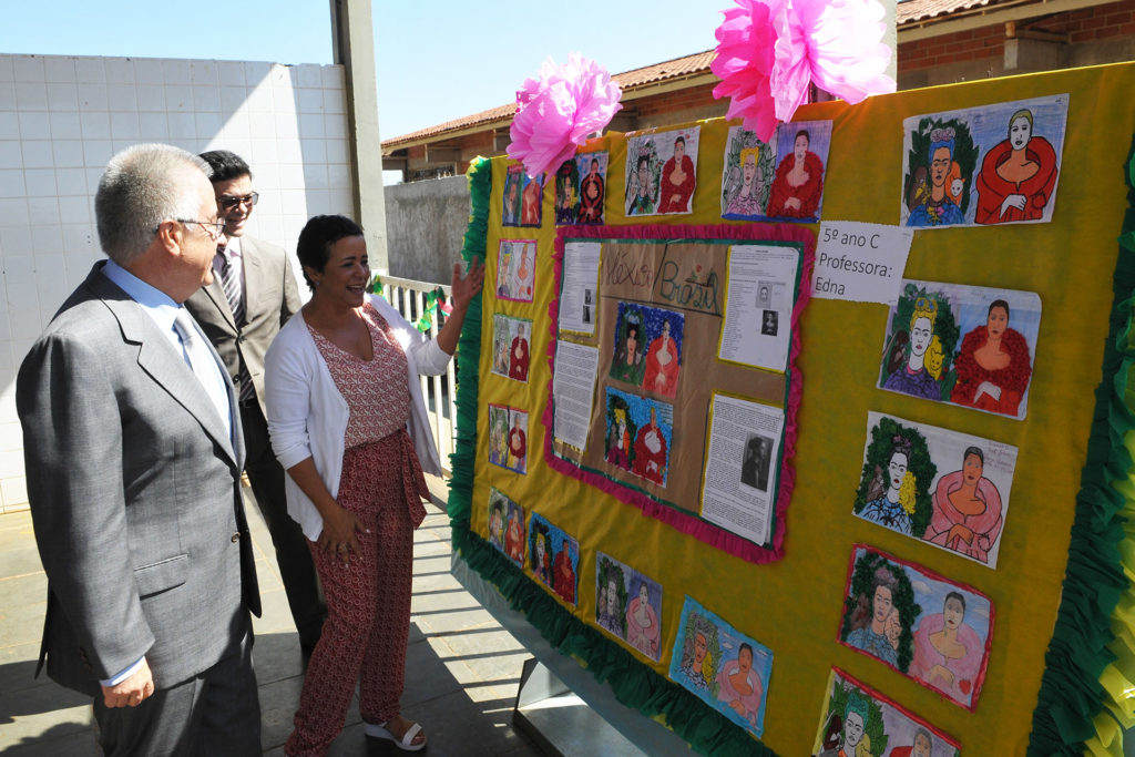 Durante a visita à Embaixada do México, os alunos conheceram a vida e a obra de Frida Kahlo, A artista Tarsila do Amaral foi a personalidade escolhida para representar a produção nacional aos convidados.