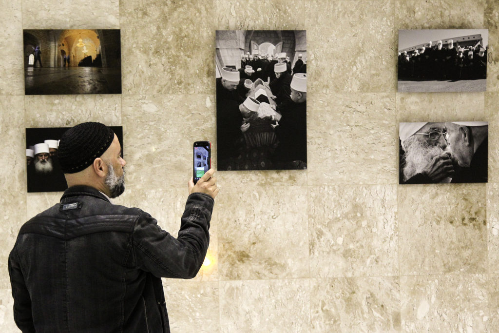 Exposição fotográfica Olhar Druso — Religiosidade em Israel pode ser visitada até 30 de maio no Salão Branco do Palácio do Buriti.