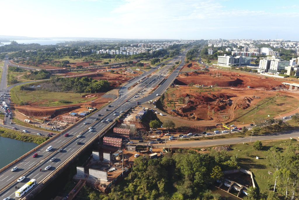 Fluxo de veÃ­culos no EixÃ£o Norte, na regiÃ£o da Ponte do Bragueto, foi liberado na manhÃ£ desta sexta-feira (18).