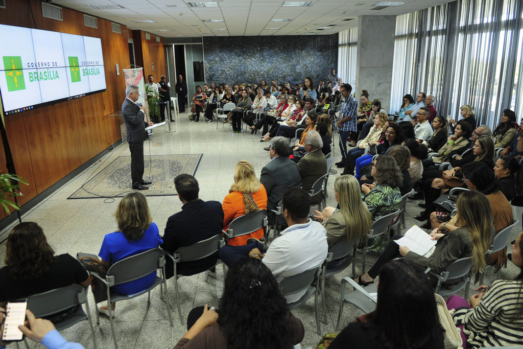 Decreto assinado pelo governador Rollemberg institui a PolÃ­tica Intersetorial de Enfrentamento Ã  ViolÃªncia Sexual de CrianÃ§as e Adolescentes do Distrito Federal.