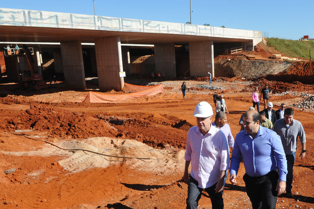 As obras no Trevo de Triagem Norte estão 35,38% executadas. Nove dos 13 viadutos já foram concluídos, e as fundações para construir duas pontes laterais à do Bragueto estão em andamento. Nesta sexta-feira (11), o governador de Brasília, Rodrigo Rollemberg acompanhou o andamento dos trabalhos.