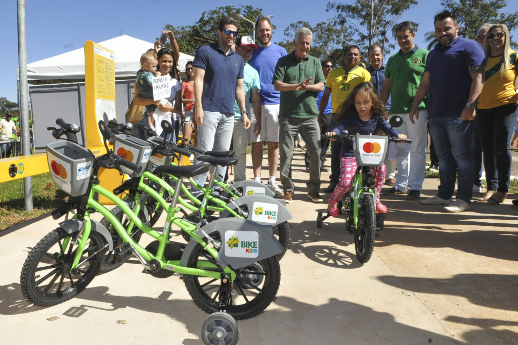 Estação de bicicletas compartilhadas no Deck Sul oferece também bikes infantis.
