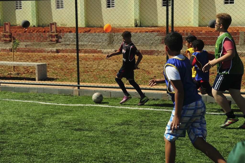 Campo de futebol na tela do telefone inteligente e bola no estádio de  futebol. conceito de futebol online. banner online de apostas esportivas.