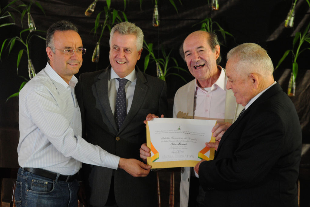 O produtor familiar Francisco JosÃ© de Carvalho Sobrinho, de 80 anos, recebeu nesta sexta-feira (15) o tÃ­tulo de cidadÃ£o honorÃ¡rio de BrasÃ­lia.