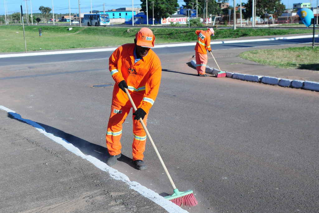 Com aÃ§Ãµes voltadas Ã  limpeza, conservaÃ§Ã£o e seguranÃ§a para promover a melhoria imediata do ambiente urbano, o programa Cidades Limpas teve inÃ­cio segunda-feira (11), em Samambaia.