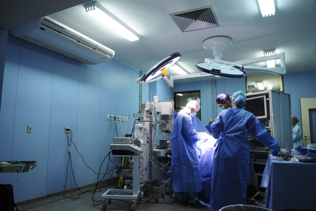 Equipe realiza procedimento cirúrgico no Instituto Hospital de Base do Distrito Federal.