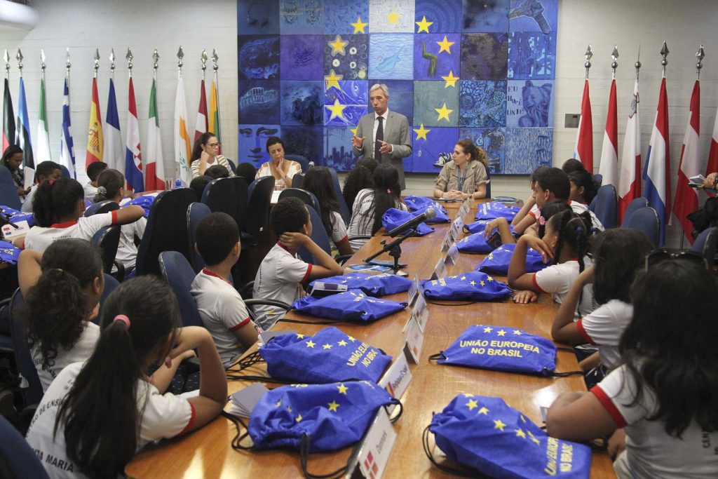 O embaixador João Gomes Cravinho recebeu os alunos do CEF 403 de Santa Maria na sede da Delegação da União Europeia. 