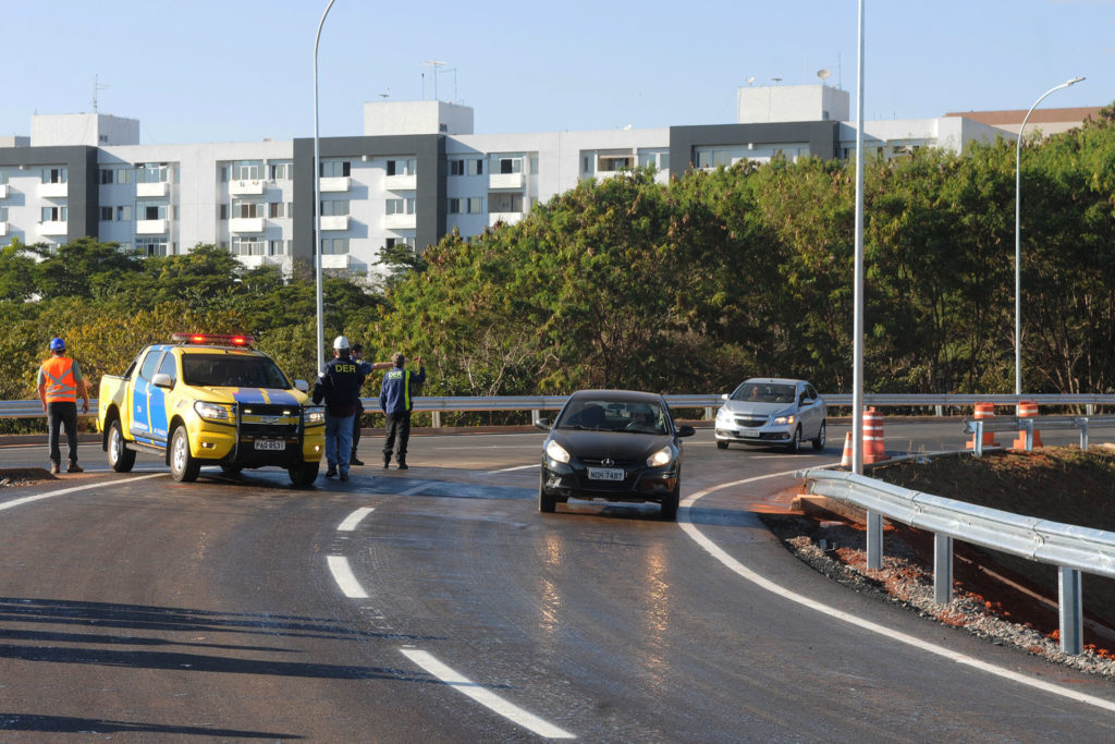 A entrega das obras do ramo 2L, que liga o Eixinho L à Ponte do Bragueto e ao Eixo Rodoviário L (Eixão) na saída norte, ocorreu nesta sexta-feira (15). A conexão conta com um dos 13 viadutos que fazem parte das obras do Trevo de Triagem Norte.