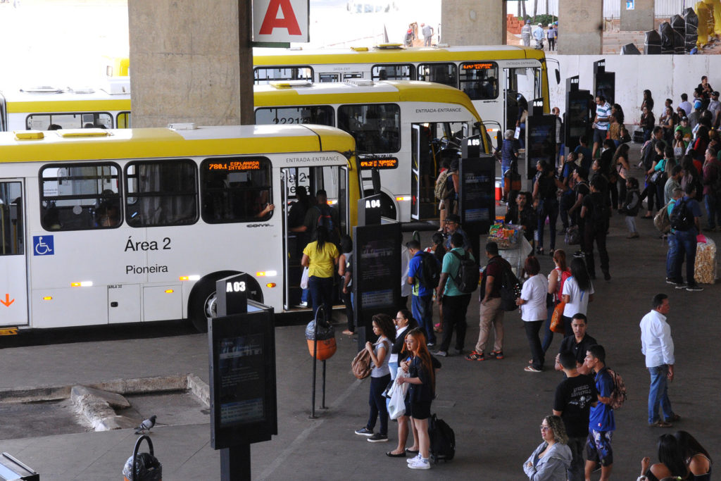 Linhas de ônibus tiveram frota aumentada no início da manhã de hoje. A medida foi determinada pelo governo de Brasília e será repetida no fim do dia, no horário de volta dos trabalhadores para casa.