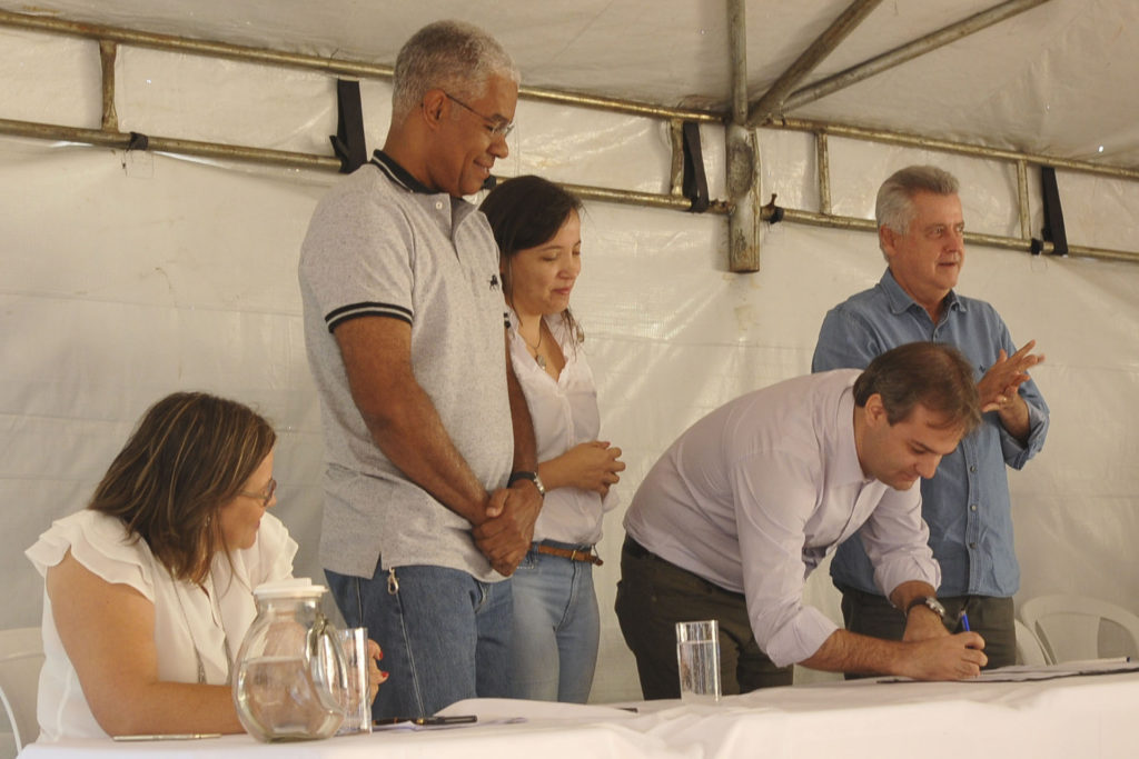 O presidente da Terracap, Júlio César Reis, assina o termo de cooperação. Foto: Renato Araújo/Agência Brasília