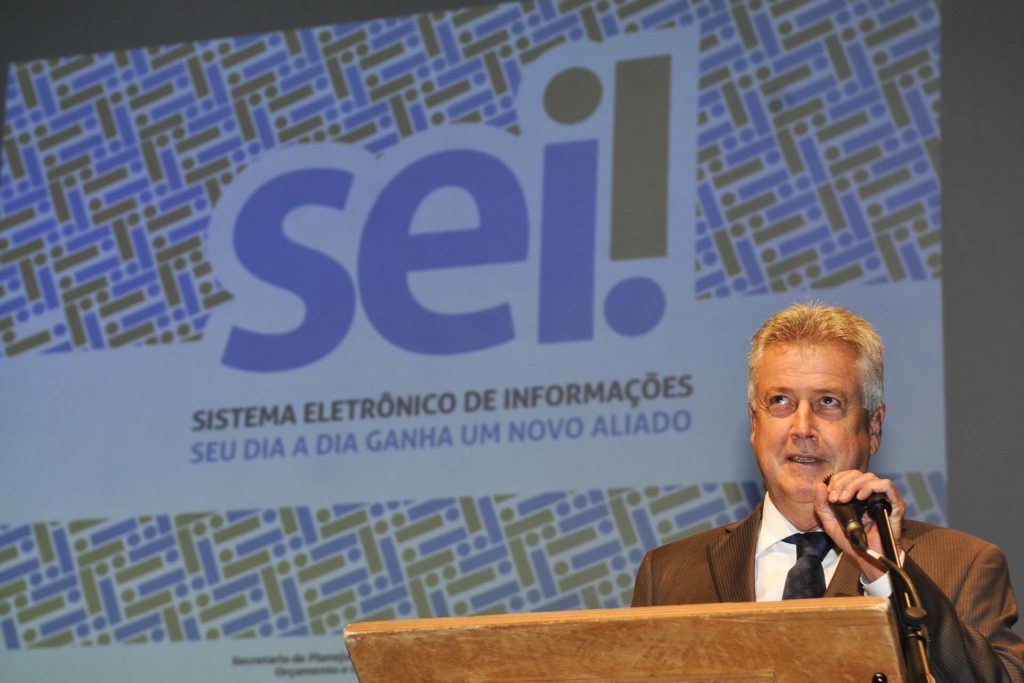 âA ferramenta possibilita economia de papel, agilidade, transparÃªncia e rastreabilidade. Ã a modernizaÃ§Ã£o do serviÃ§o pÃºblicoâ, disse o governador Rodrigo Rollemberg sobre a implementaÃ§Ã£o do SEI em todo o governo. 