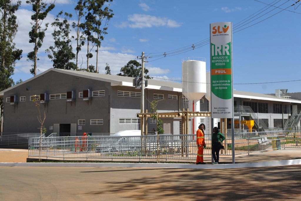 Com capacidade para processar 32 toneladas de materiais recicláveis por dia, foi entregue nesta terça-feira (3) a primeira Instalação de Recuperação de Resíduos de Brasília. A unidade fica na Usina de Tratamento Mecânico Biológico do Serviço de Limpeza Urbana (SLU), no P Sul, em Ceilândia.