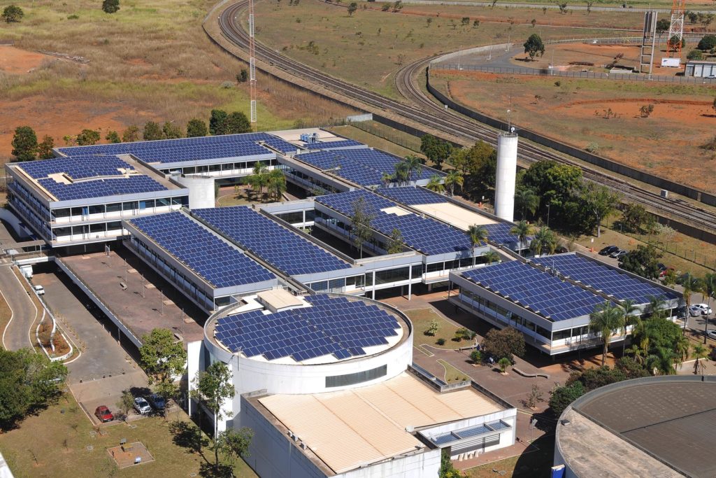 Com a instalação de uma usina minigeradora fotovoltaica, em Águas Claras, a Companhia de Saneamento Ambiental do Distrito Federal (Caesb) prevê economizar R$ 47.629,59 por mês em energia elétrica.