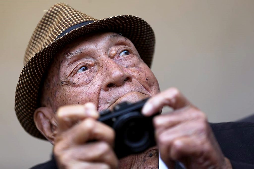 O fotógrafo Gervásio Batista, de 95 anos, é homenageado pela Associação Baiana de Imprensa (ABI) com a Medalha do Mérito Jornalístico.