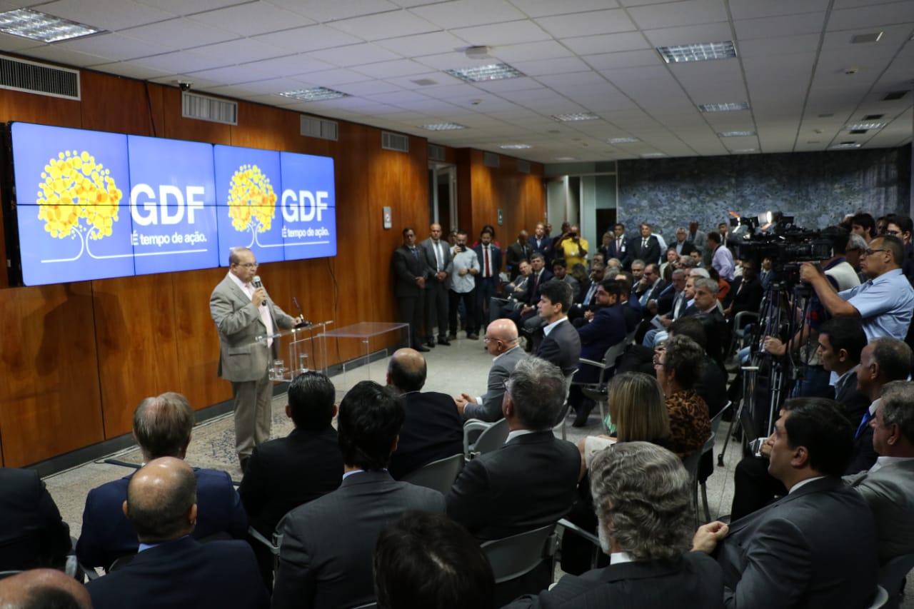 CEB Distribuição: Ibaneis assina contrato de privatização; Neoenergia não  descarta aumento da tarifa, Distrito Federal