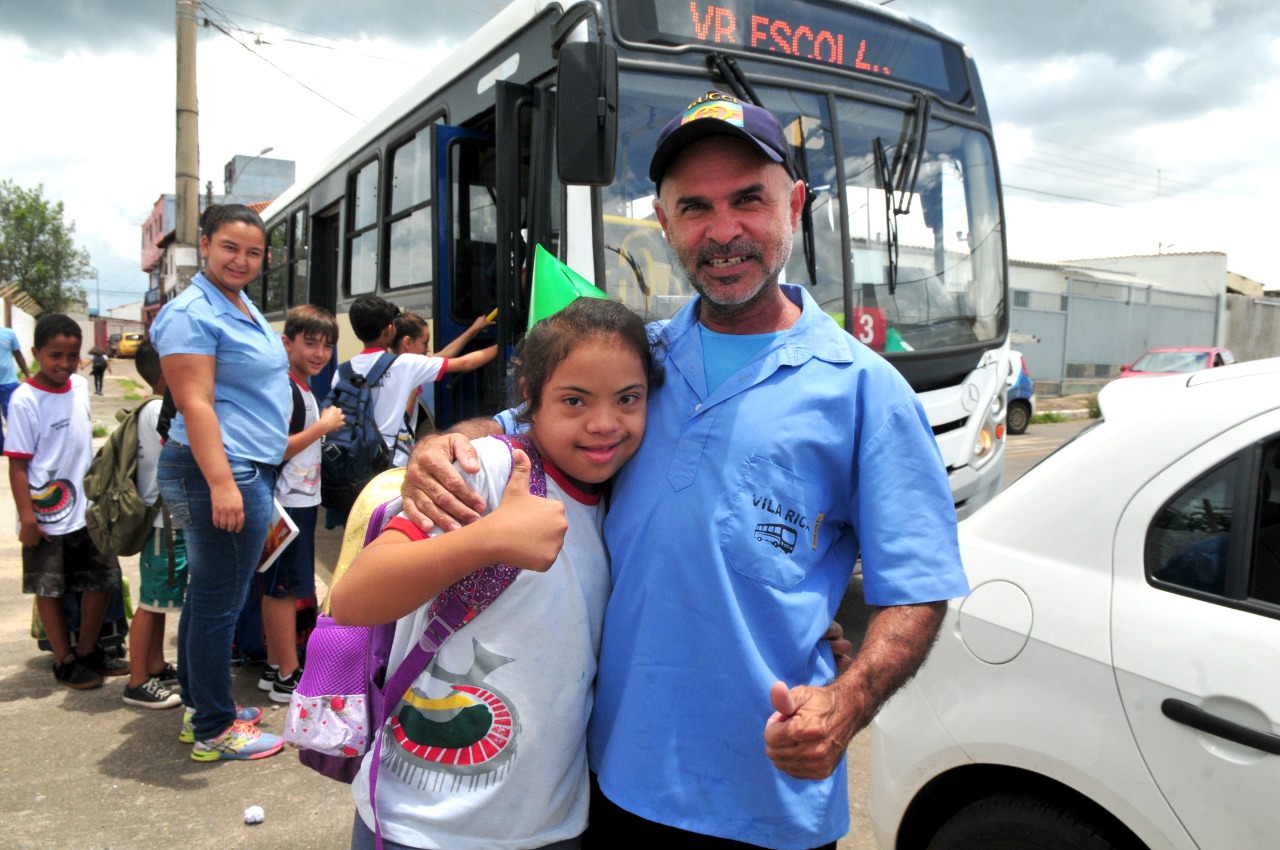 Ônibus escolar que levava alunos para zoológico em Balneário