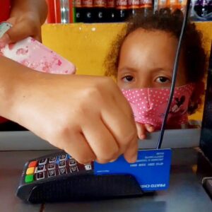 GDF passa a pagar o benefício do Cartão Prato Cheio para 35 mil famílias| Foto: Renato Raphael/Sedes