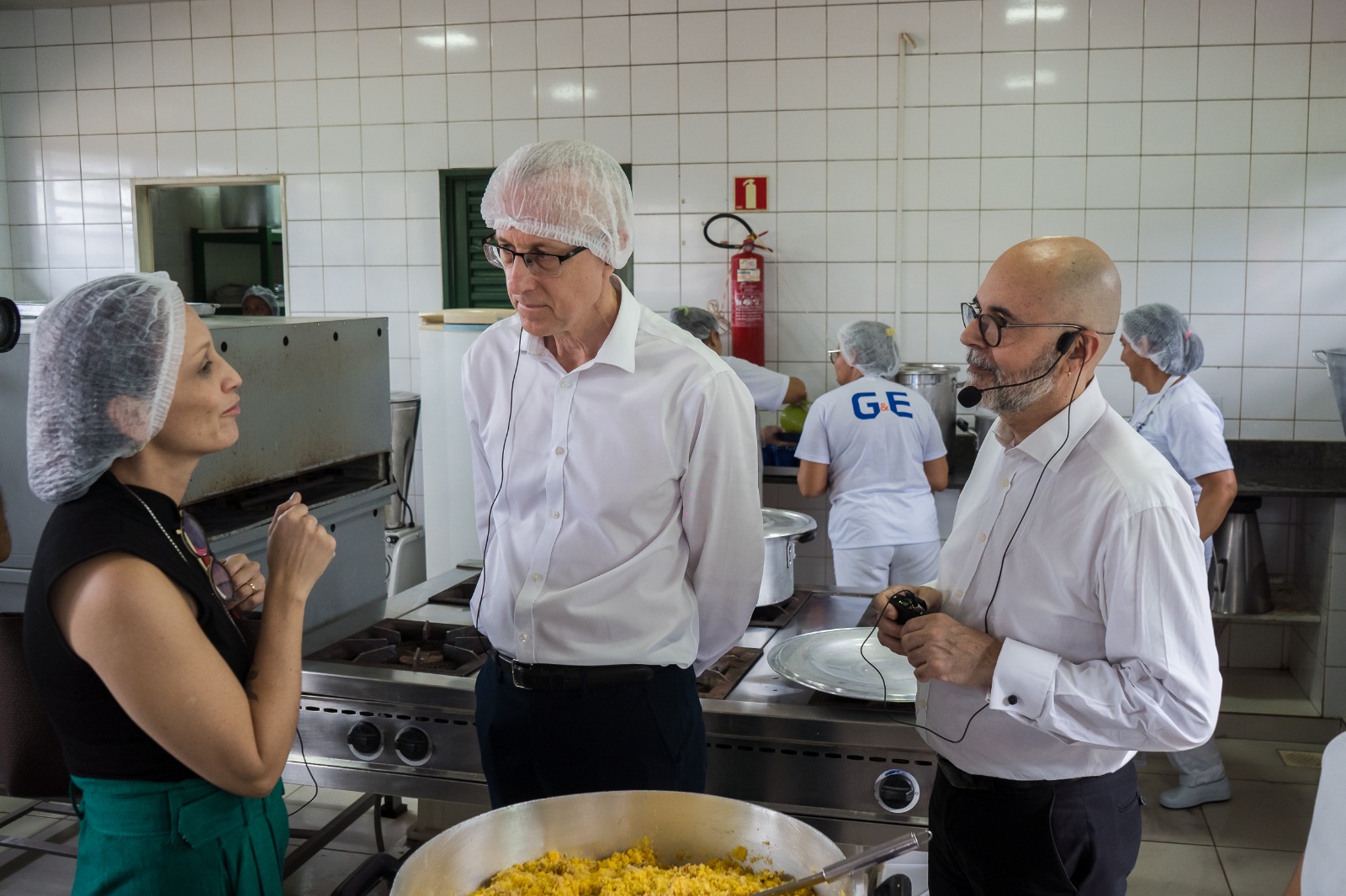 A diretora de alimentação escolar da SEEDF, Juliene Moura, acompanhou a visita das autoridades | Foto: Jotta Casttro/Ascom SEEDF