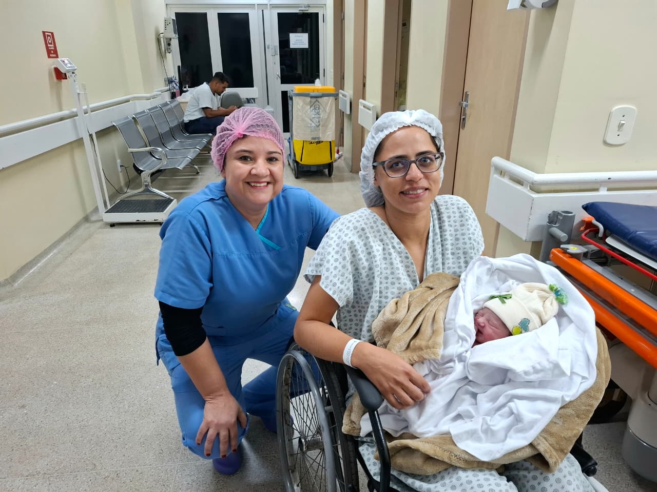 Bebês do Hospital de Santa Maria Ganham Toucas Temáticas da Copa