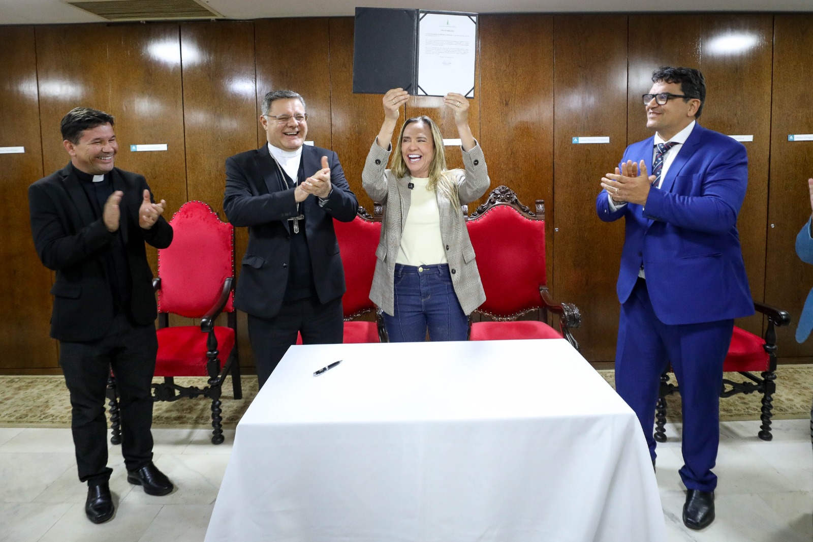 GDF e Arquidiocese: Galeria Cultural e Conservação da Catedral