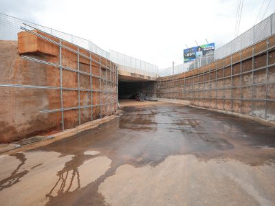 Obra do Viaduto do Riacho Fundo recebe pavimentação e equipes iniciam sinalização