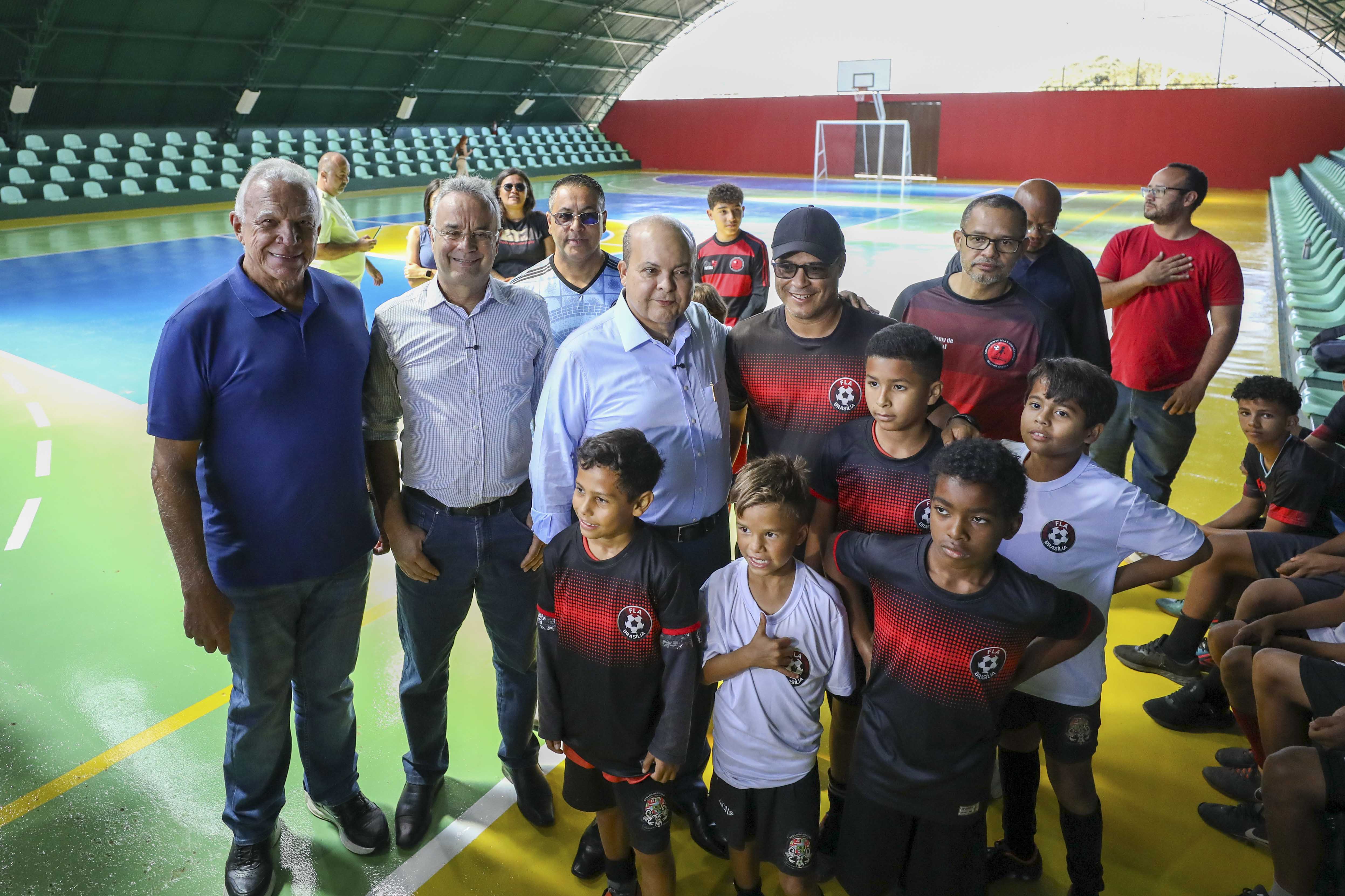 Governador Ibaneis Rocha visita Ginásio do Taguaparque, reaberto após reforma