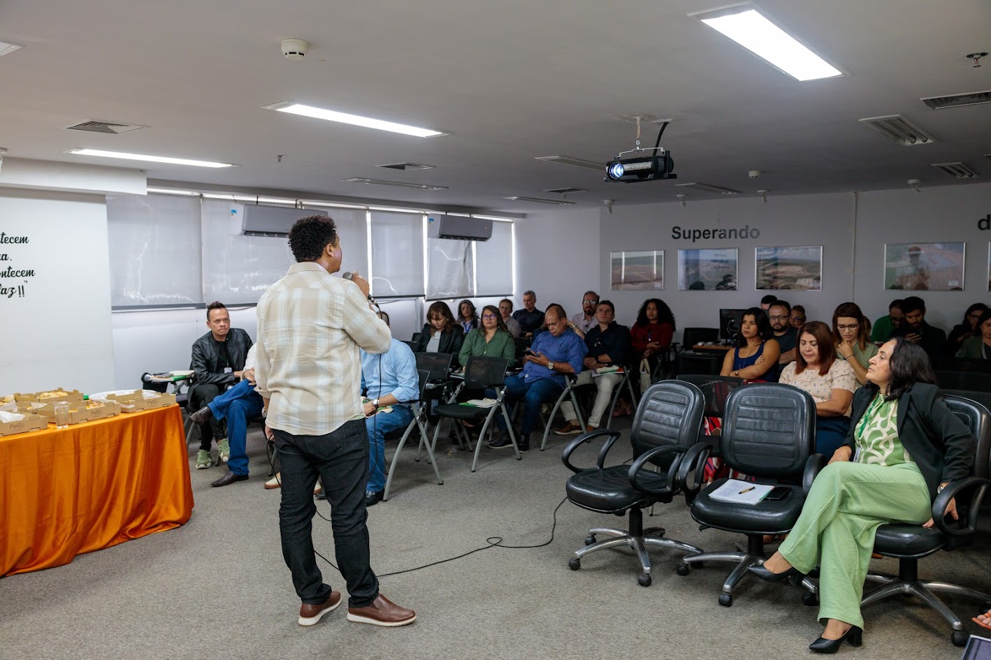 Ouvidorias das administrações regionais debatem limpeza urbana junto ao SLU